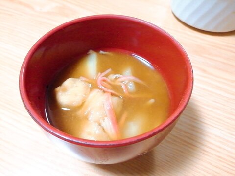 じゃがいもとカニカマと麩の味噌汁